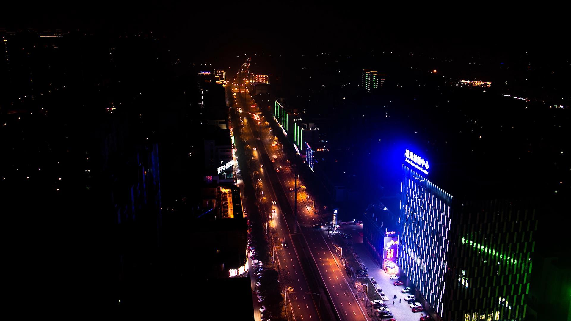 夜景实拍道路交通穿梭延时摄影视频的预览图