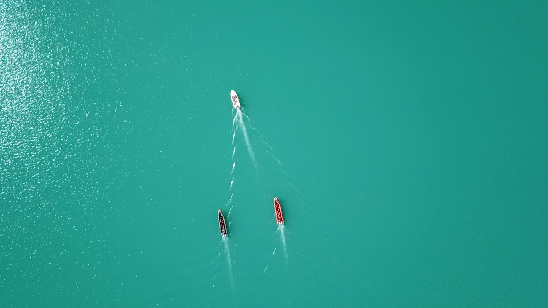 西藏林芝巴松措措高湖游艇航拍原始素材视频的预览图