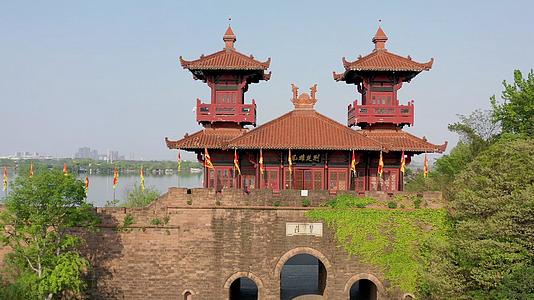 4K航拍武汉东湖磨山楚城古城门视频素材视频的预览图
