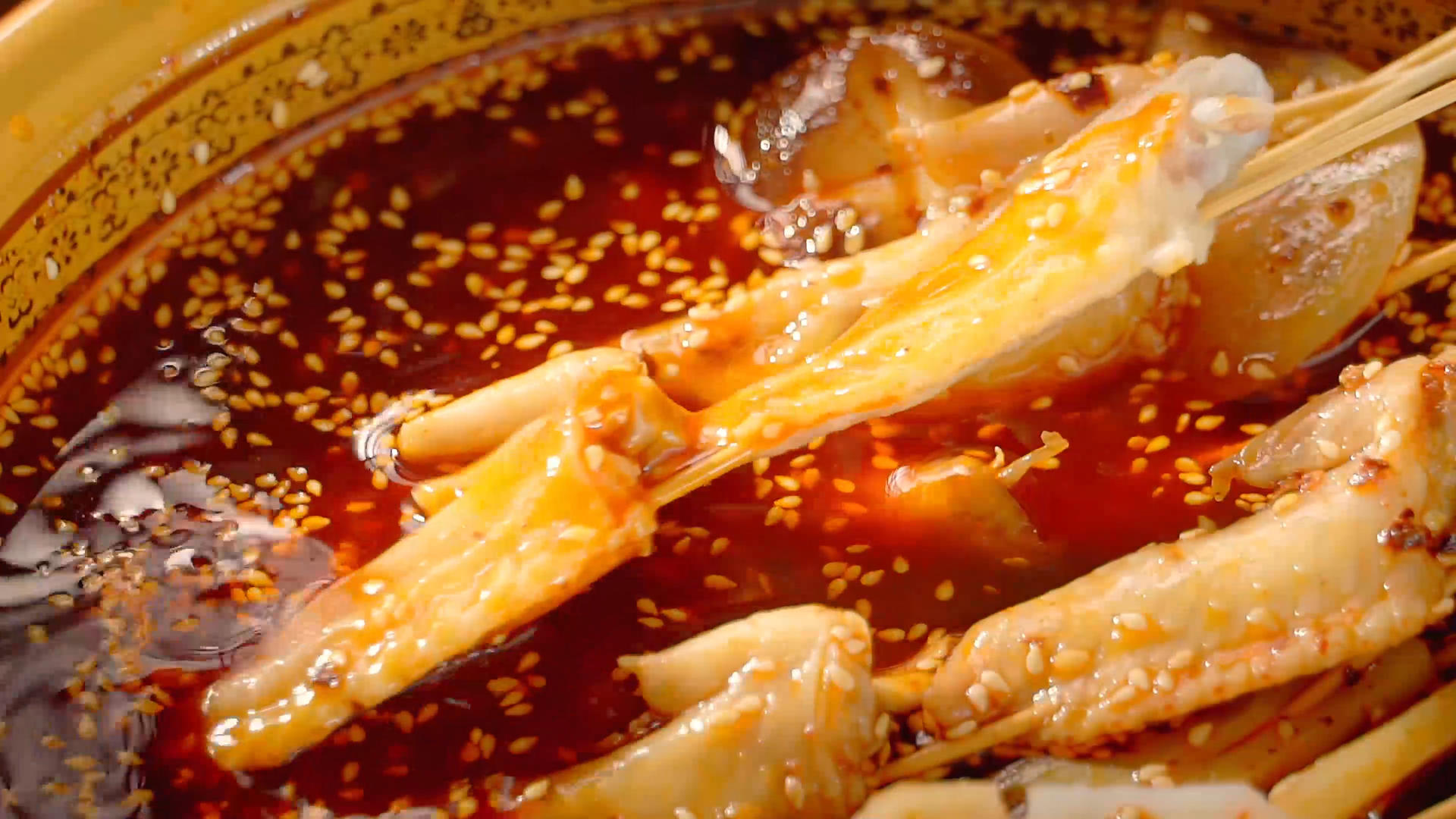 川味钵钵鸡美食腌制调料视频的预览图