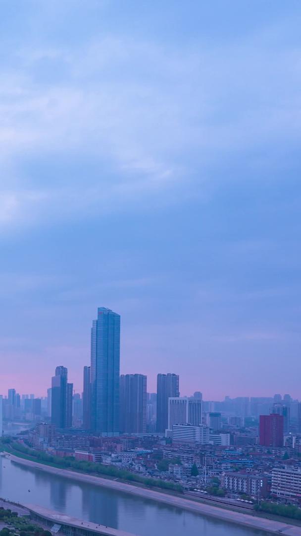 航拍延时摄影城市夕阳夕阳落日天空湖景素材视频的预览图