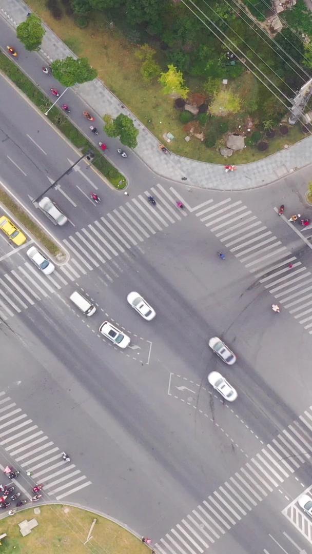 城市交通十字路口航拍城市视频的预览图