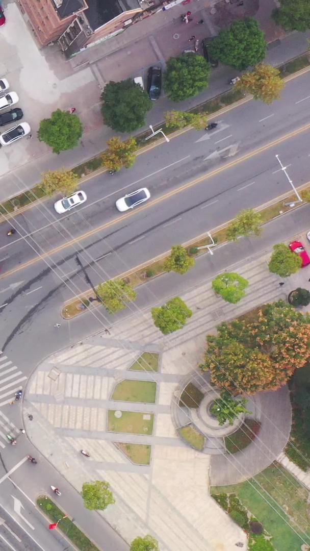 城市交通十字路口航拍城市视频的预览图