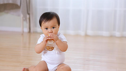 小宝宝坐着喝奶瓶视频的预览图
