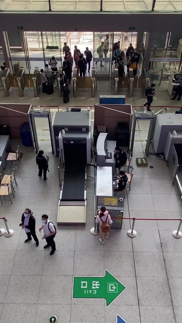 2-实拍高铁站进站检查行李安检33视频的预览图