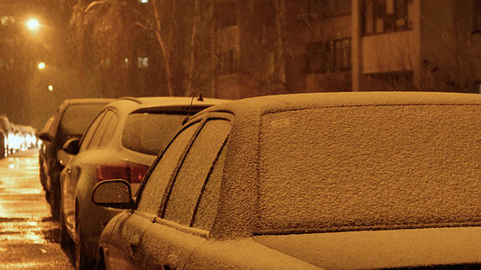冬天暴风雪飘落在汽车上的积雪视频的预览图