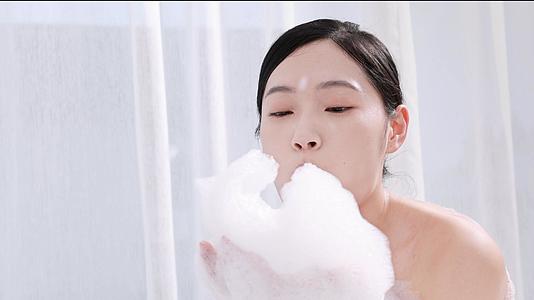 美女泡澡吹泡沫视频的预览图