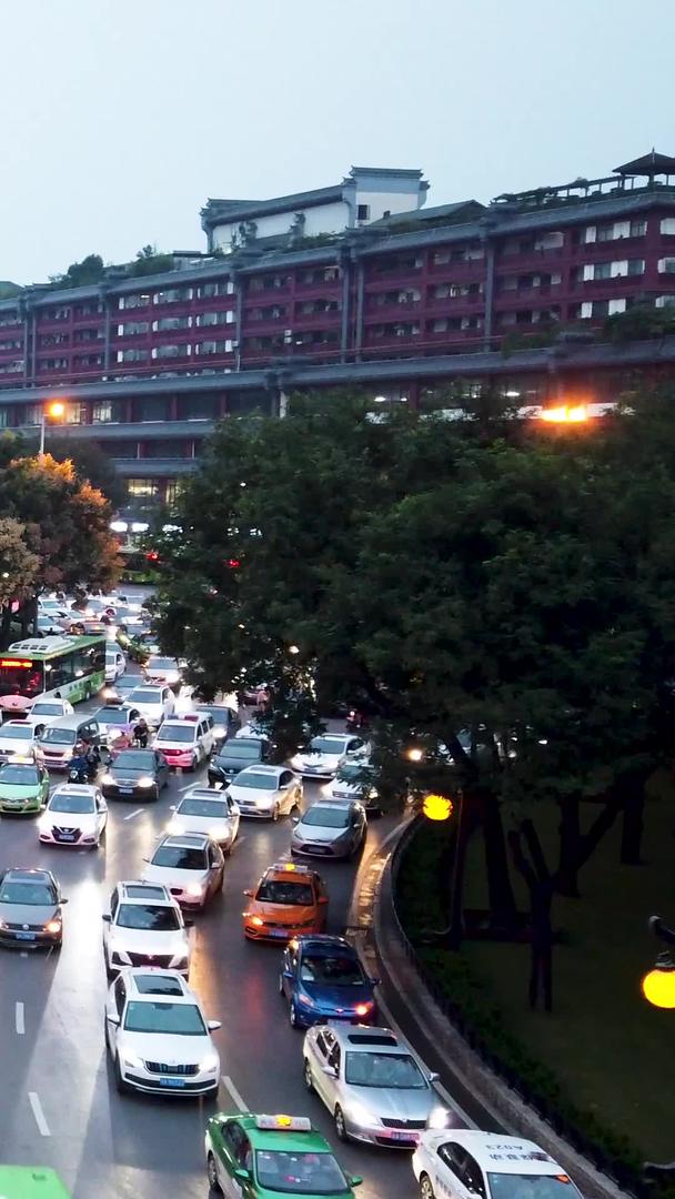 拍摄城市晚高峰交通拥堵的拍摄视频的预览图