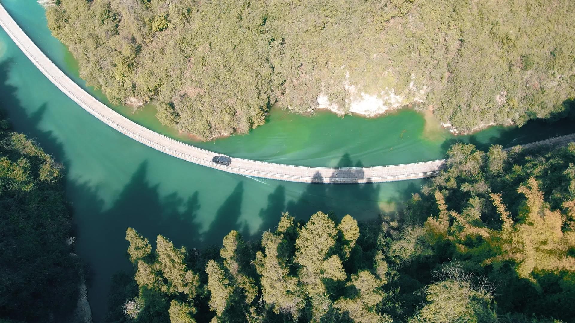 湖北恩施狮子关汽车在线名人浮桥上航拍视频视频的预览图