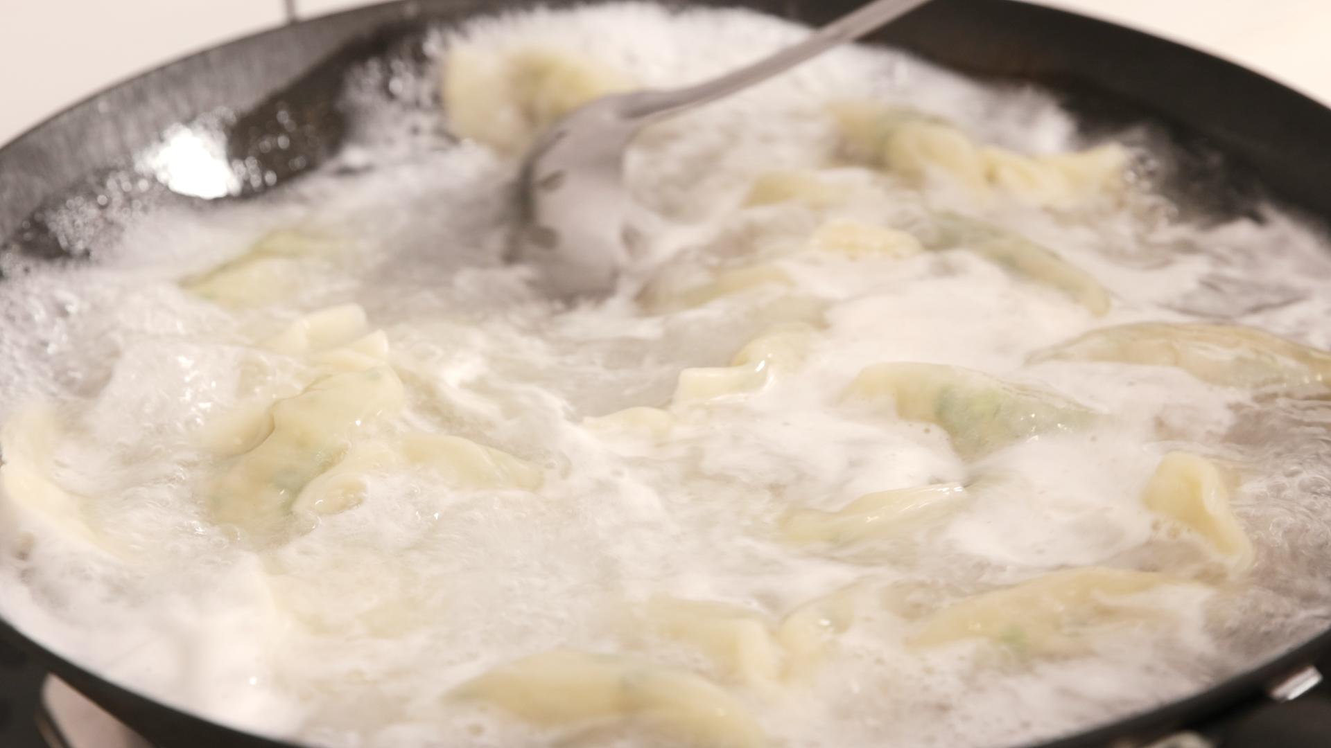 饺子在沸腾的水里翻腾煮熟视频的预览图