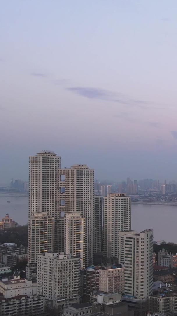 航拍城市地标天际线商务建筑江景风光素材视频的预览图