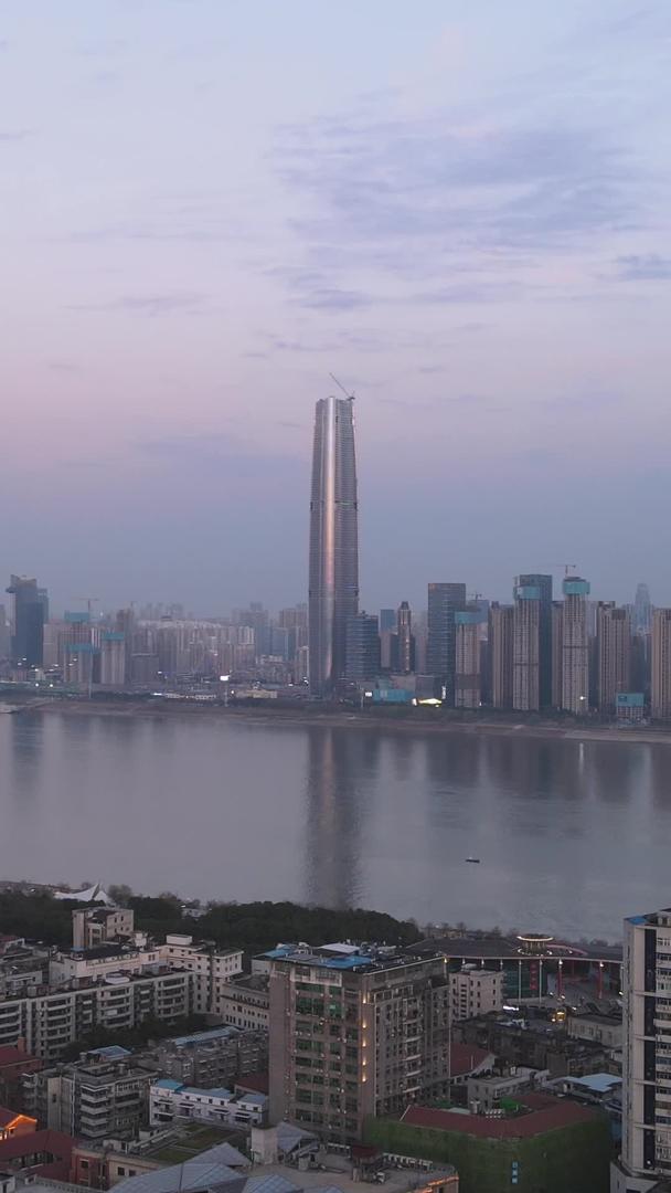 航拍城市地标天际线商务建筑江景风光素材视频的预览图