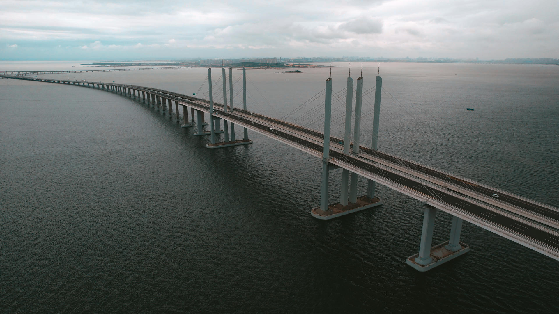 4k乌云下的青岛胶州湾跨海大桥视频的预览图