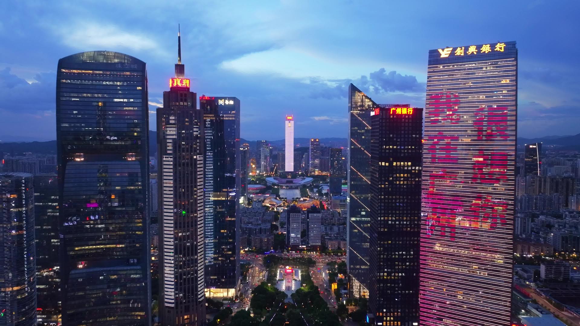 广州cbd建筑4k航拍中信大厦夜景视频的预览图