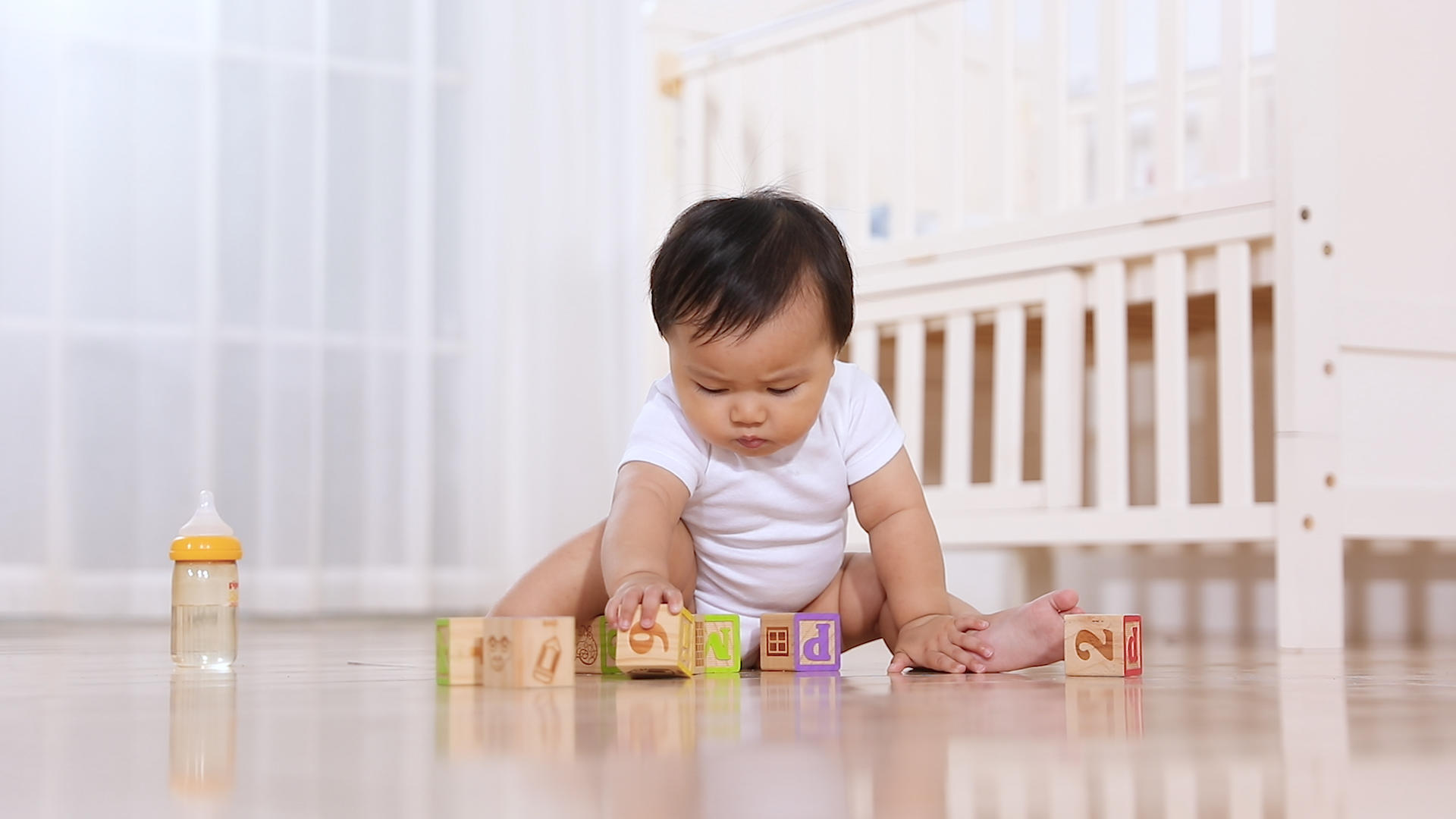小宝宝坐在地板上玩益智积木视频的预览图