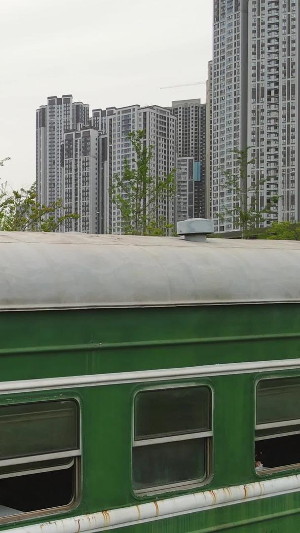 拍摄城市公园景观火车铁轨休闲娱乐照片的人群素材视频的预览图