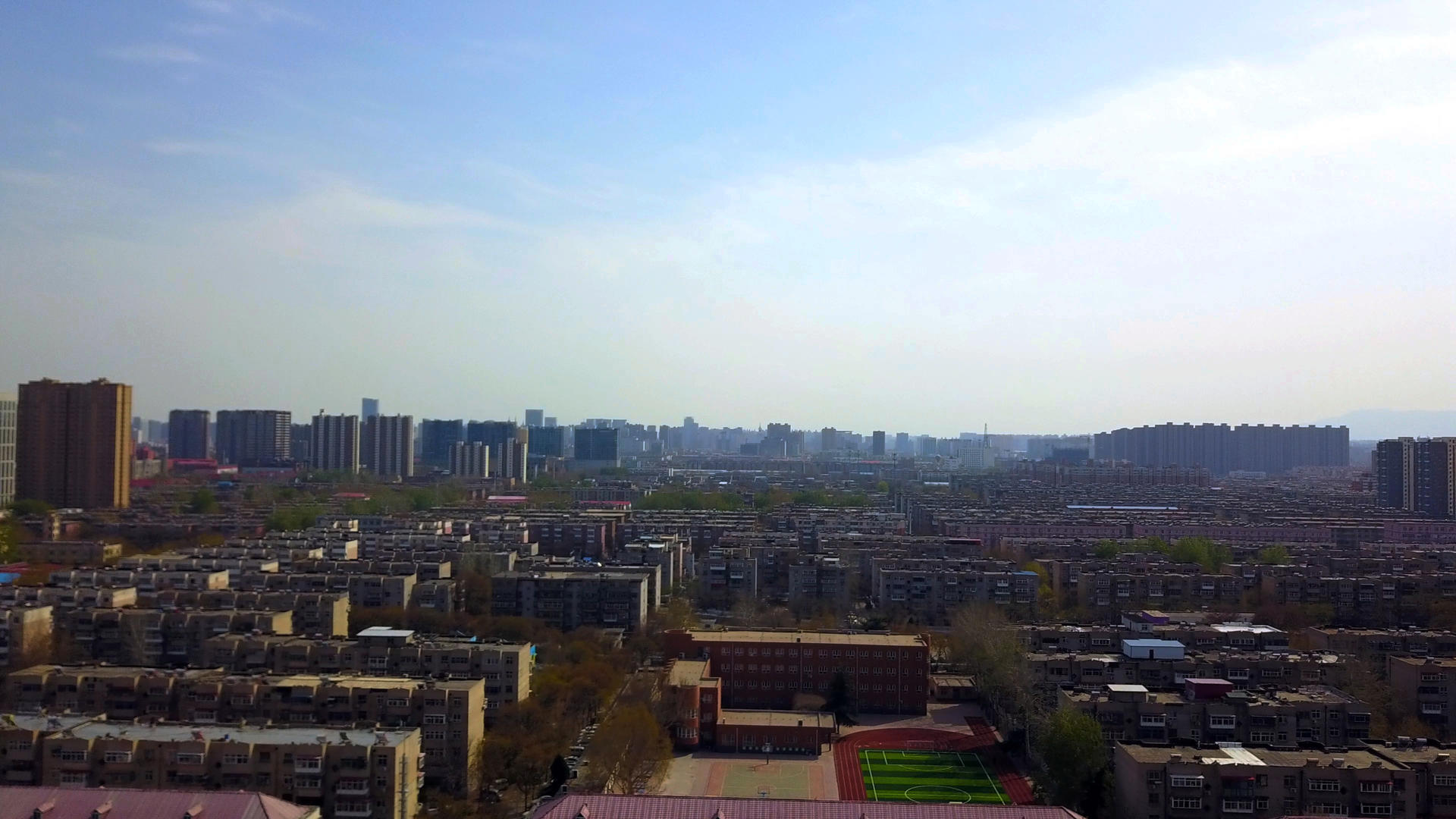 航拍发展中的城市上空视频的预览图