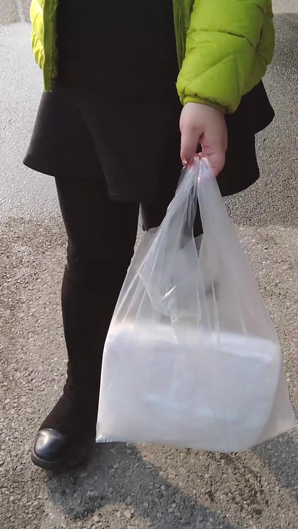 带着塑料袋买菜视频的预览图