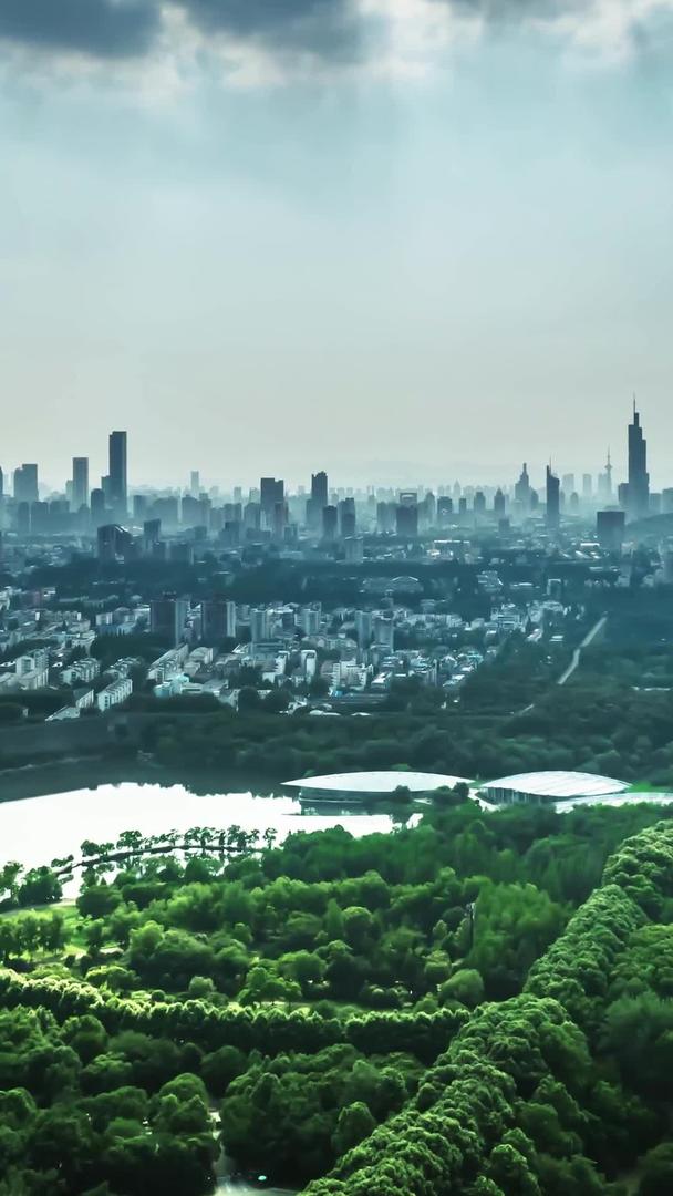 航拍延迟摄影南京城市全景中山植物园耶稣光明视频的预览图