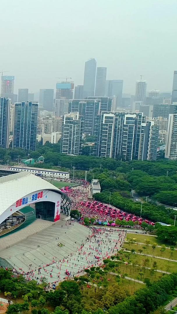 深圳春茧体育馆城市美景航拍视频的预览图