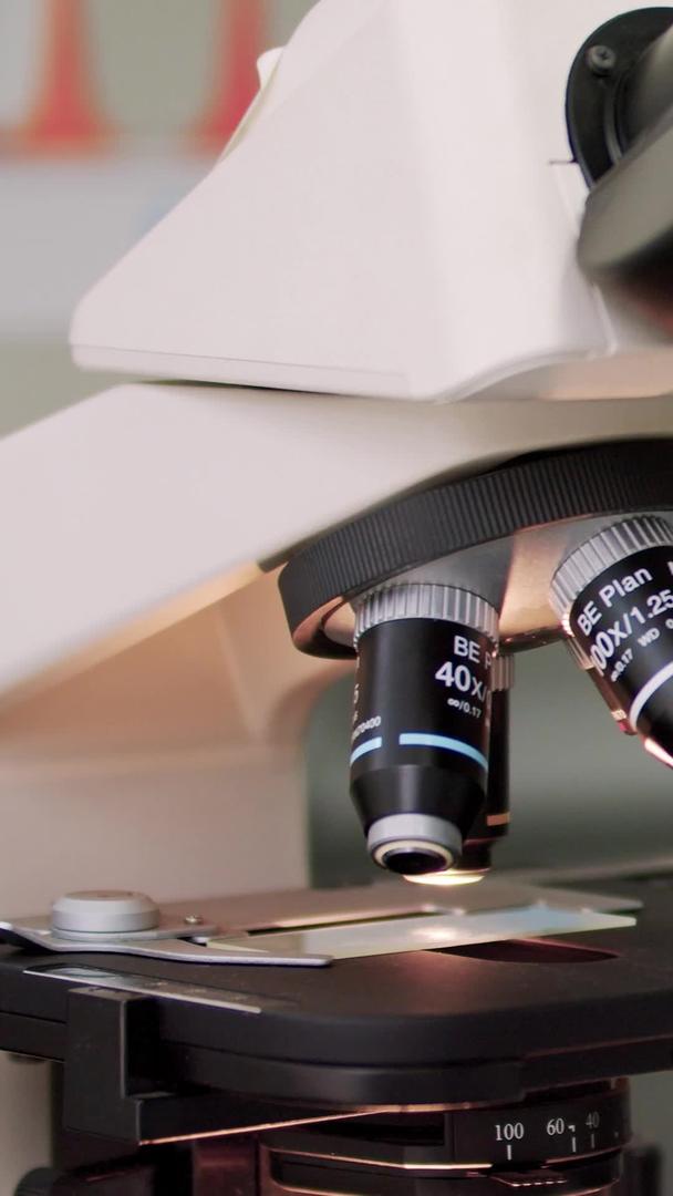 在显微镜下实拍研究人员仔细观察试剂的化学反应视频的预览图