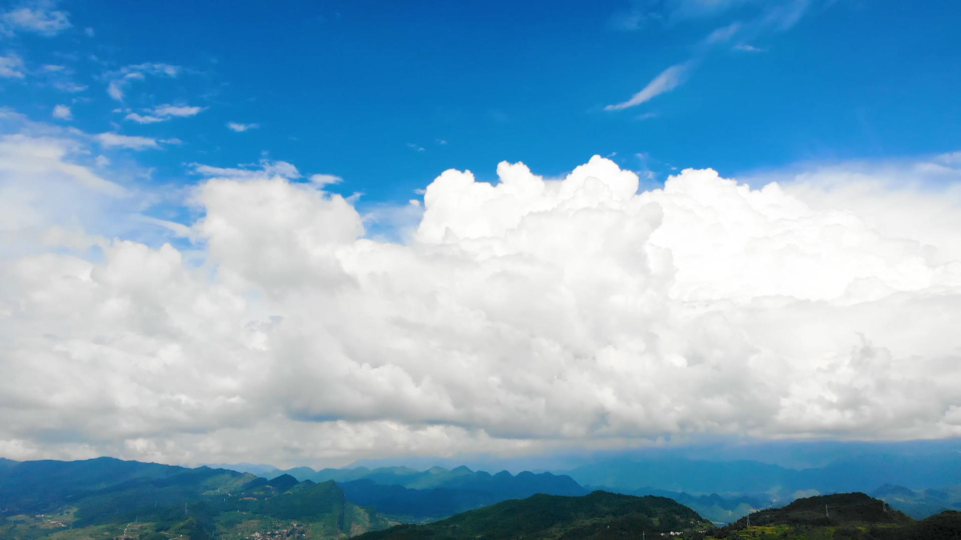 航拍大山蓝天白云视频的预览图