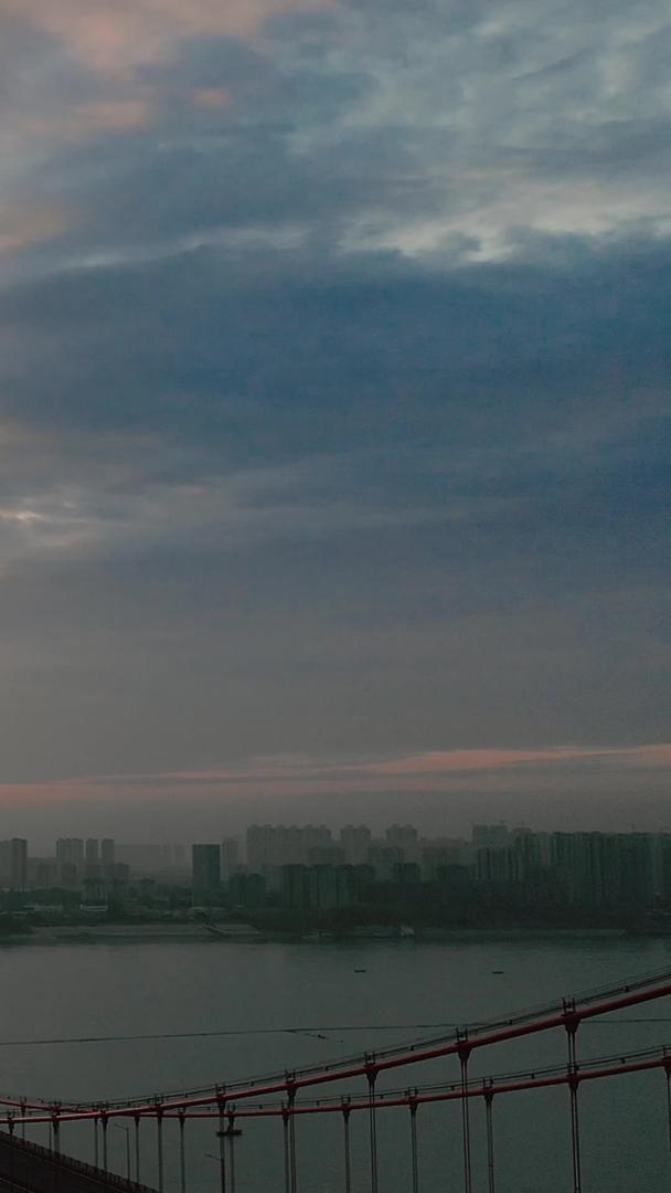 鹦鹉洲长江大桥和交通大桥航拍在云端燃烧视频的预览图