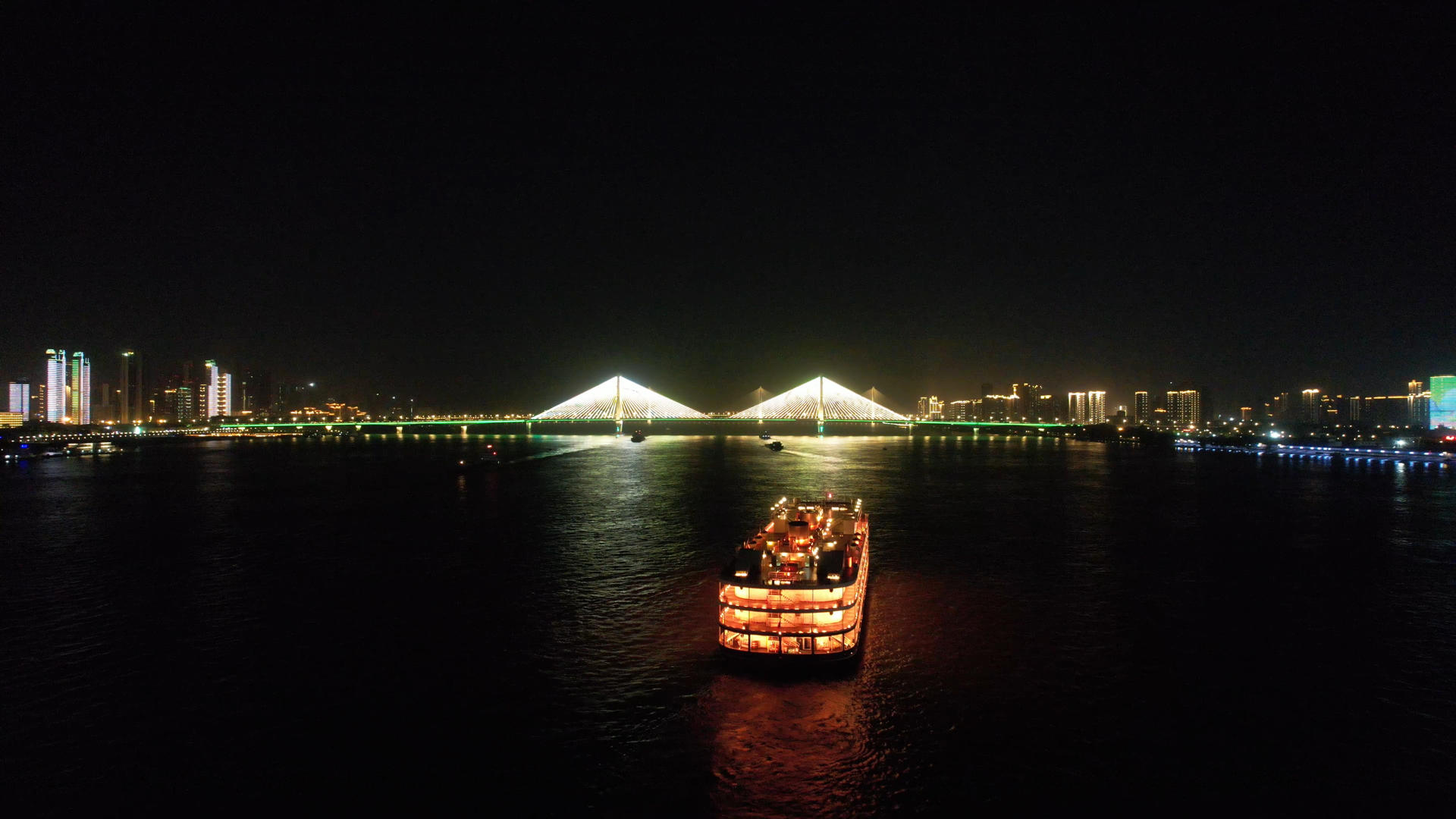 航拍城市旅游长江上航行的客运游轮知音号4k素材视频的预览图