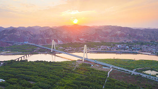 风景黄河兰州河口特大桥4K航拍视频的预览图