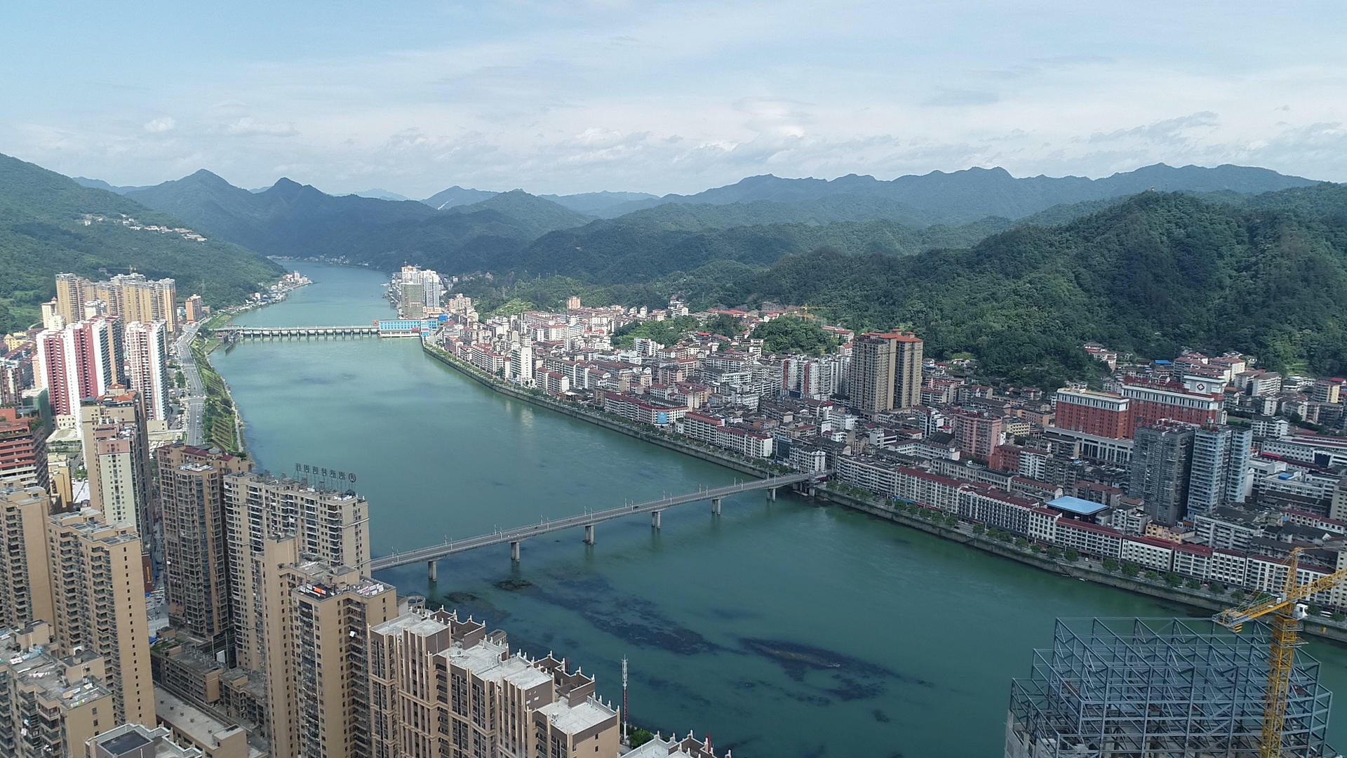 沿江城市航拍视频的预览图