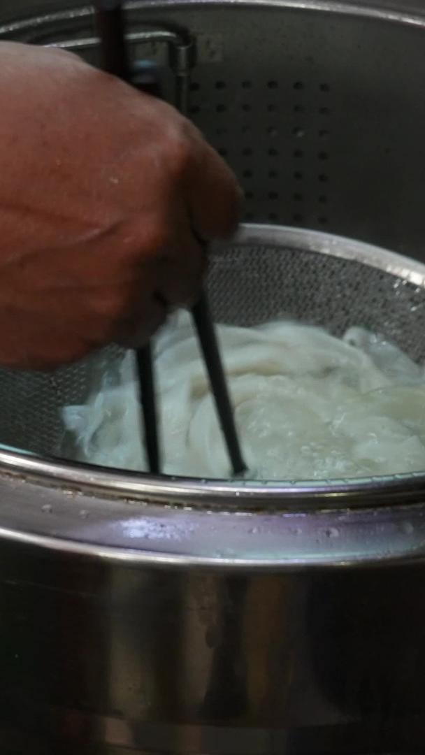 湖南凤凰古城特色中式美食牛肉米粉生产工艺素材视频的预览图