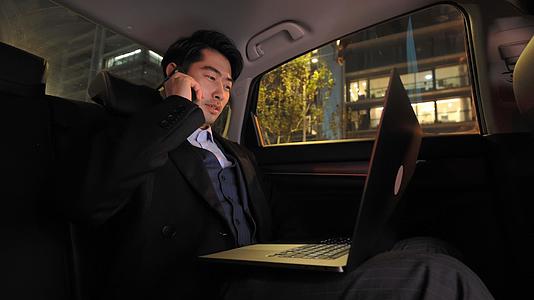 商务人士在汽车后排讲电话视频的预览图