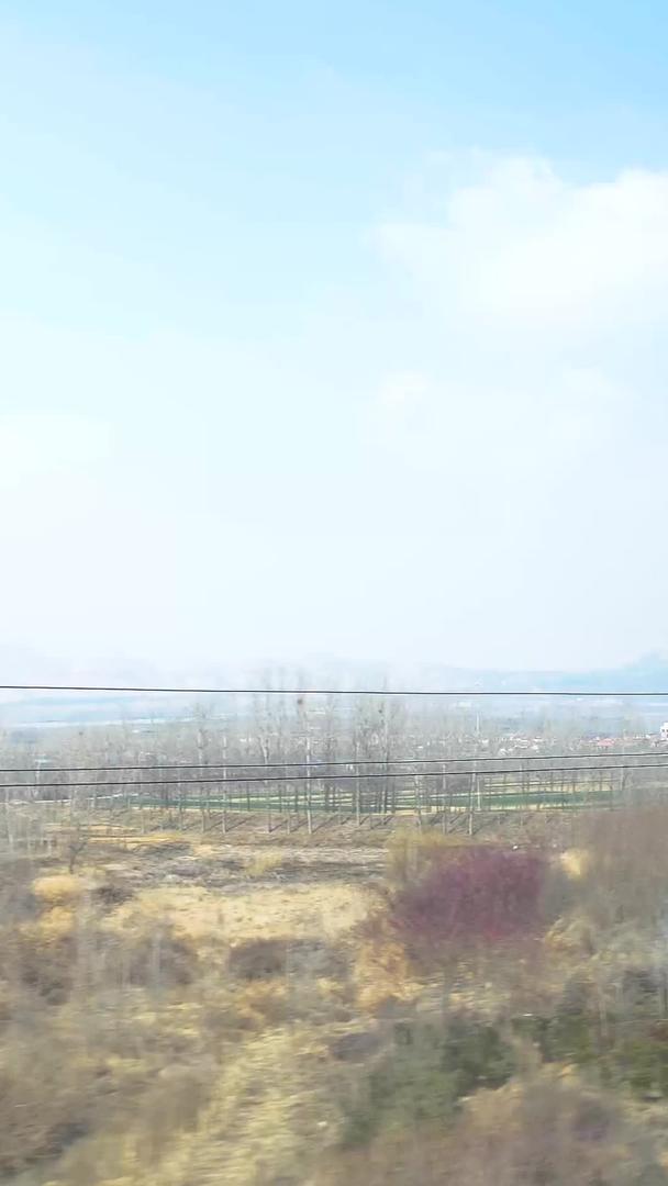 实拍列车外的田园风光视频素材视频的预览图