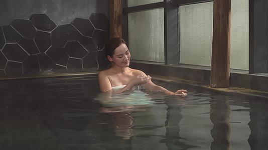 女性泡温泉池沐浴视频的预览图