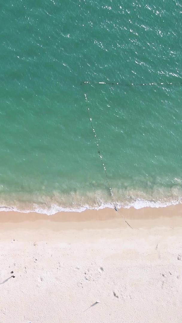 海边度假海滩上的航拍自然风光休闲疗养人群视频的预览图