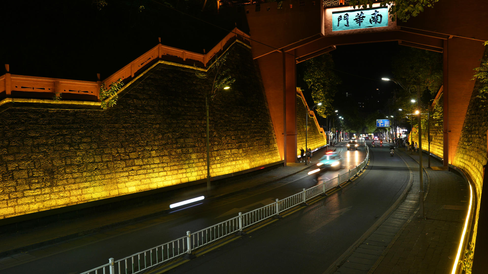 湖南凤凰古城南华门夜景交通道路行人车流4k素材视频的预览图