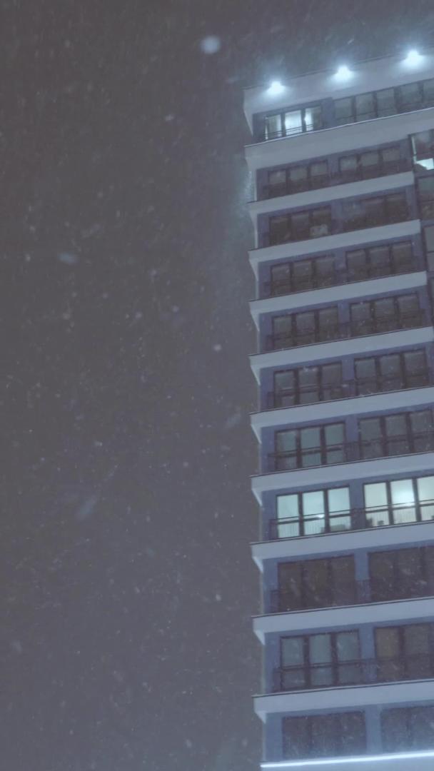 冬天城市公寓新房大雪纷飞的夜晚视频的预览图