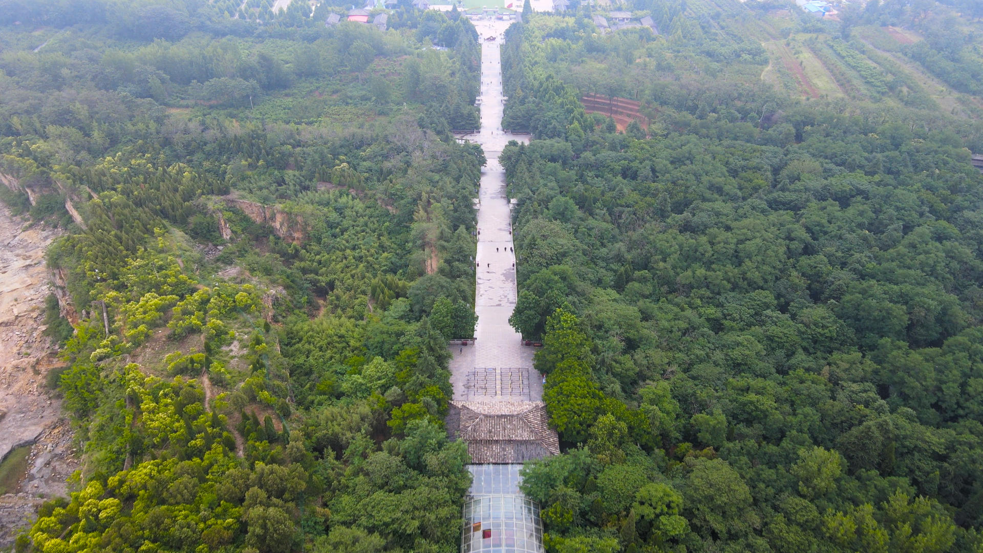 芒砀山5A风景区汉梁孝王后陵墓道路4K视频的预览图