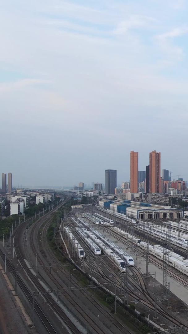 武汉高铁车站航拍城市排列整齐的高铁列车组素材视频的预览图