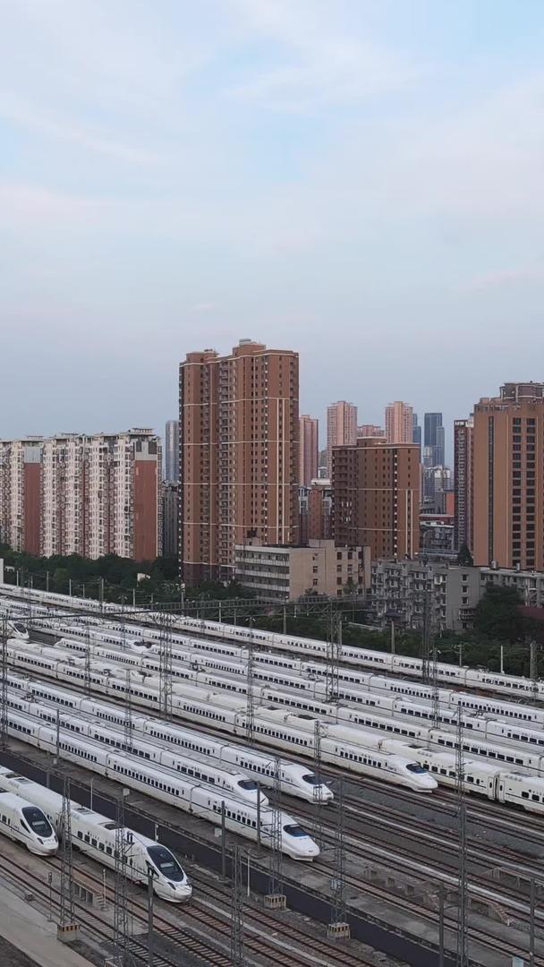 武汉高铁车站航拍城市排列整齐的高铁列车组素材视频的预览图
