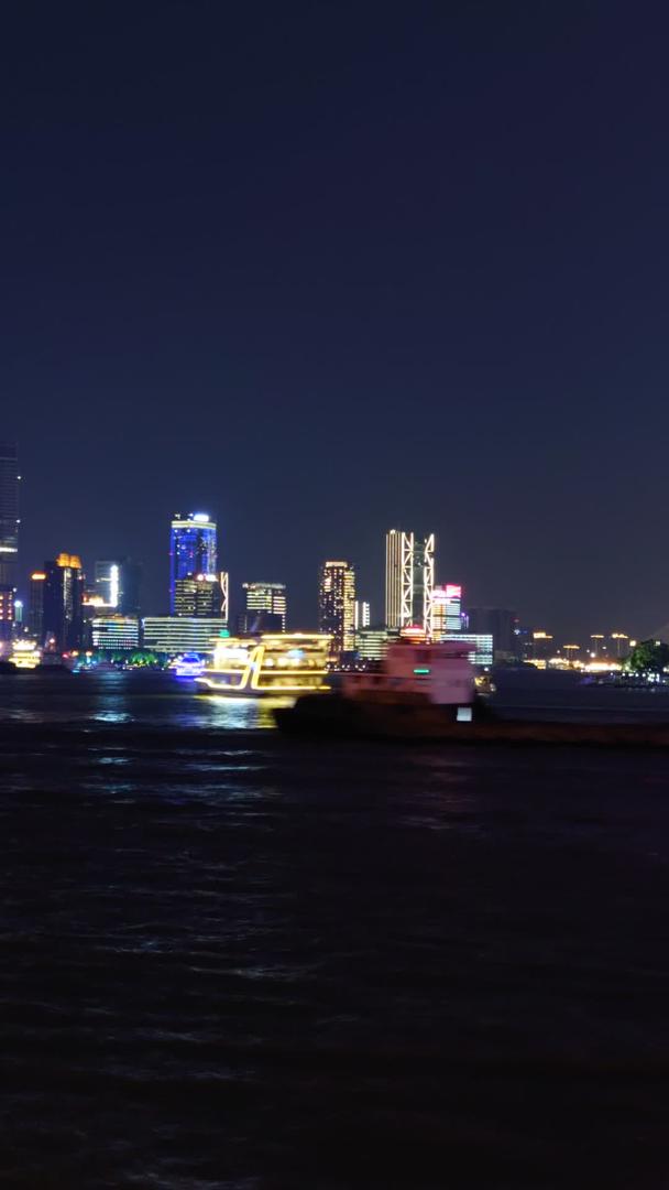 观光游轮在黄浦江上视频的预览图