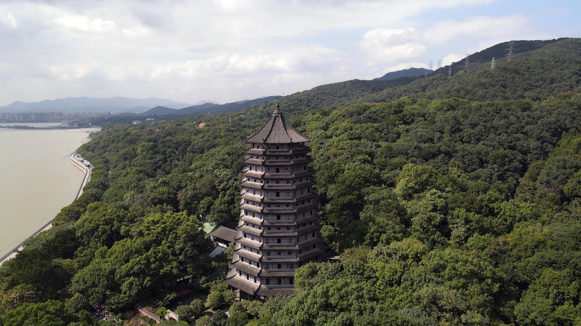 航拍杭州西湖六和塔古建筑视频的预览图