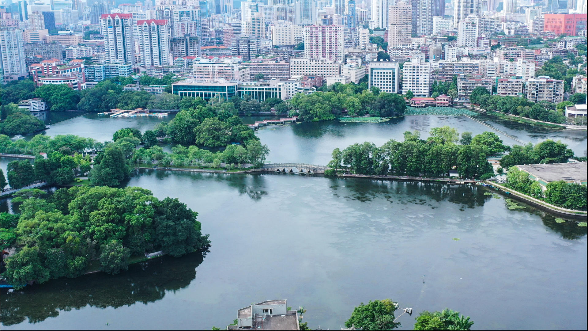 4k高清航拍广州东山湖视频的预览图
