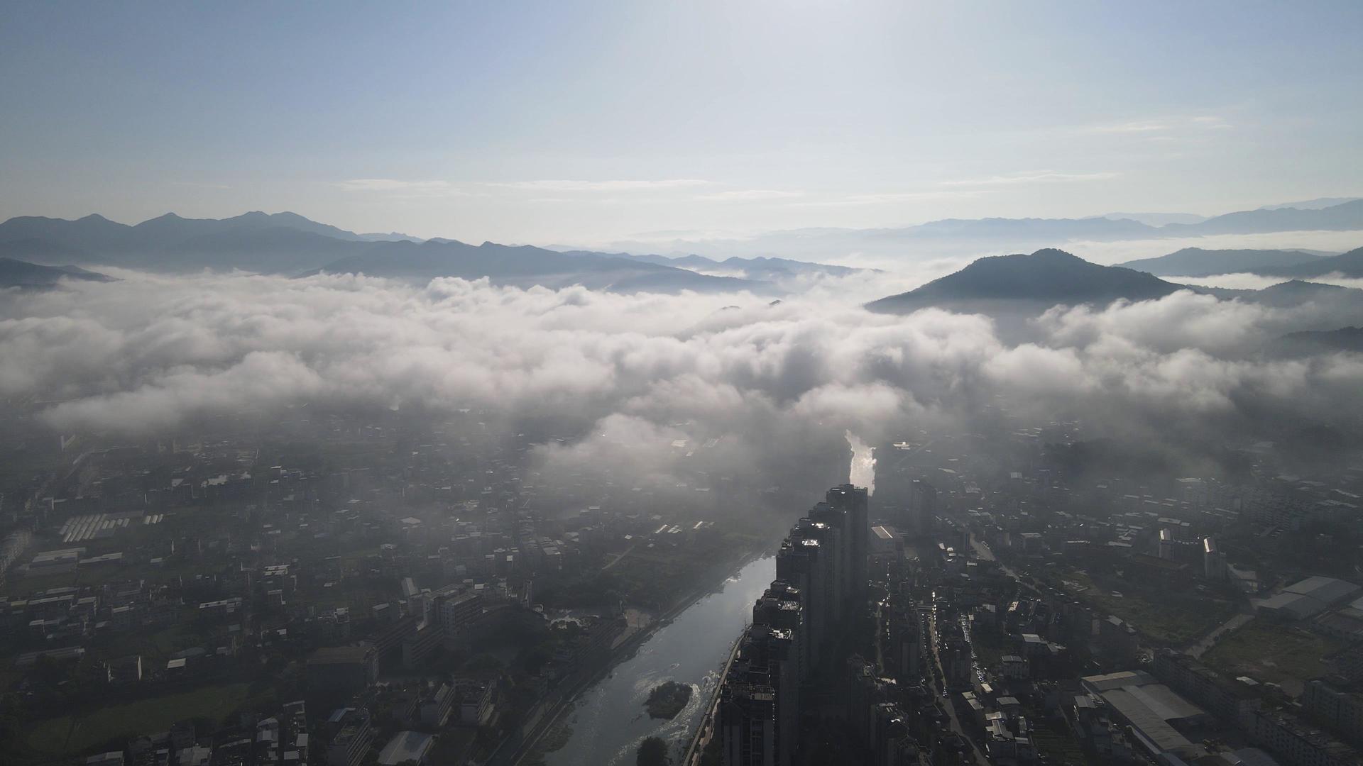 航拍城市清晨云海视频的预览图