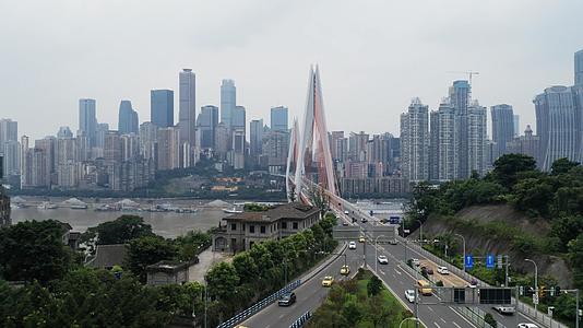 4k重庆东水门大桥城市交通视频的预览图