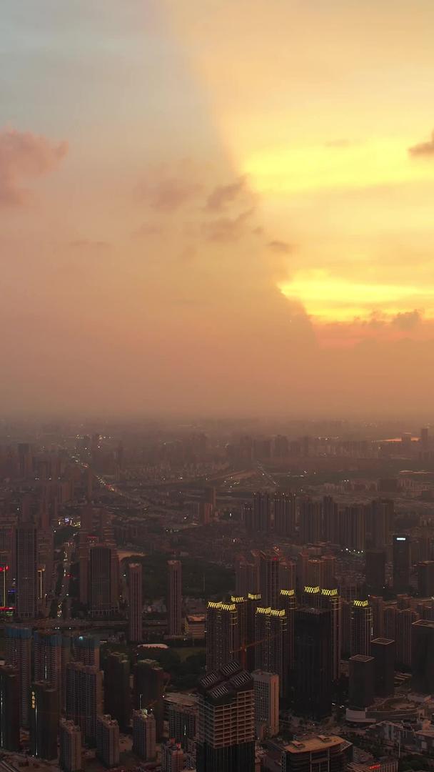 航拍城市罕见的夕阳落日天空天际线高楼街景素材视频的预览图