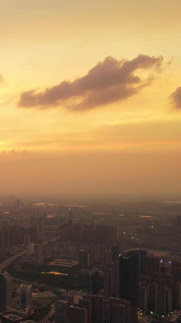 航拍城市罕见的夕阳落日天空天际线高楼街景素材视频的预览图