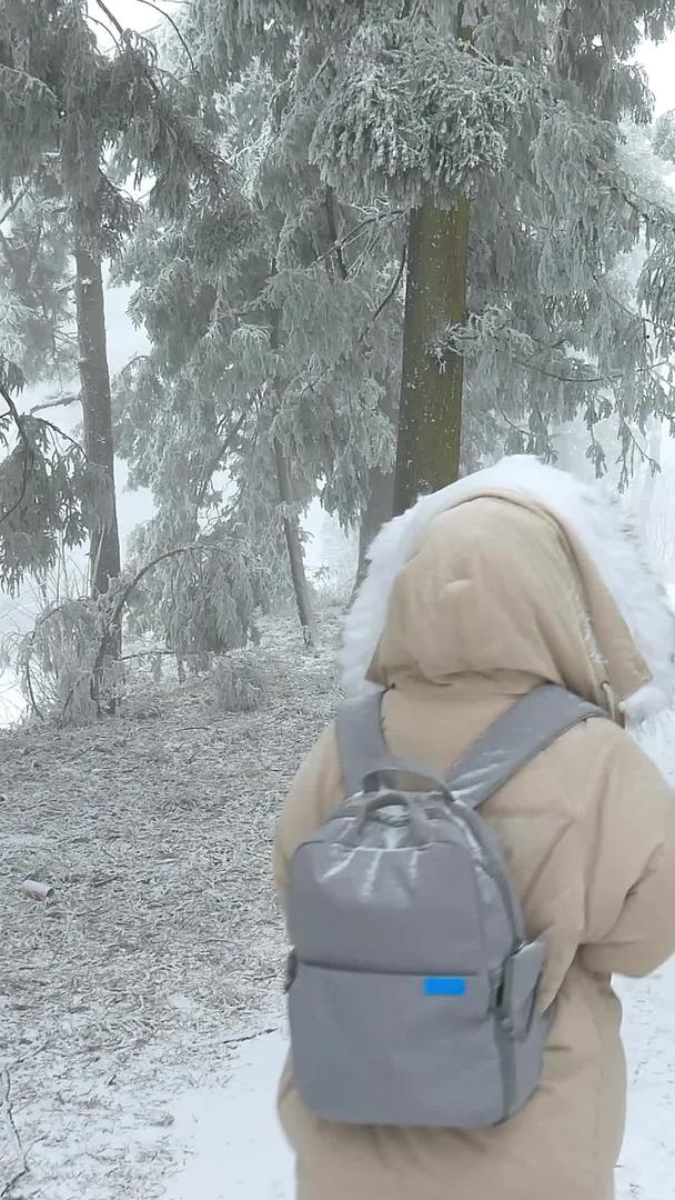 女孩们走在庐山景区的森林雪地里视频的预览图