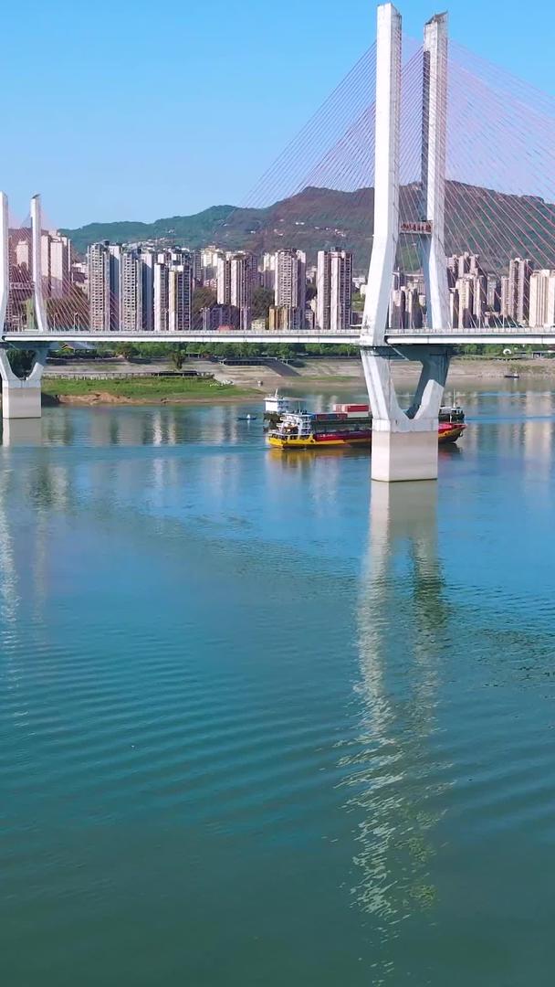 航空集装箱船驶过万里长江经济发展视频的预览图