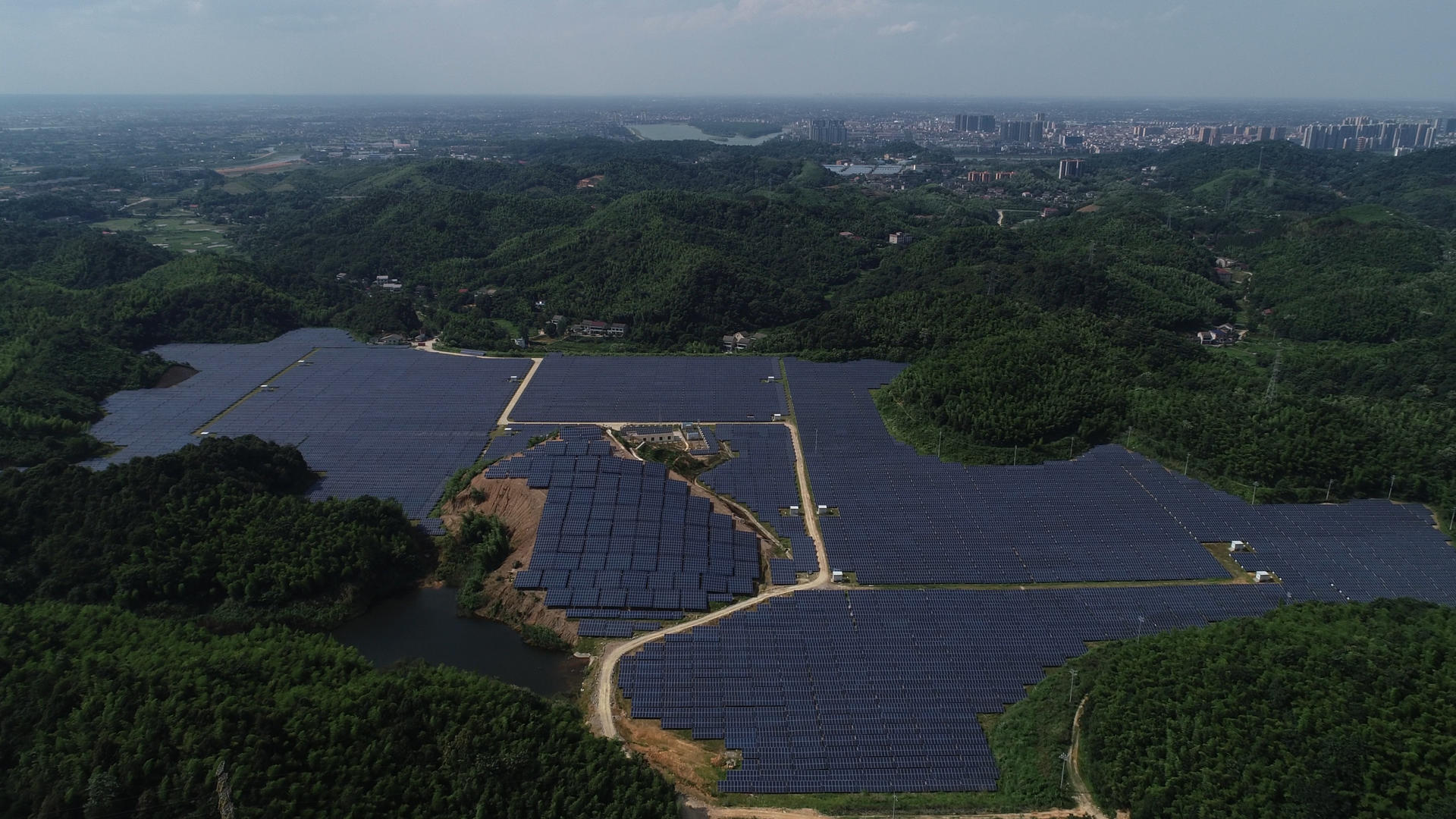 太阳能发电站航拍视频的预览图